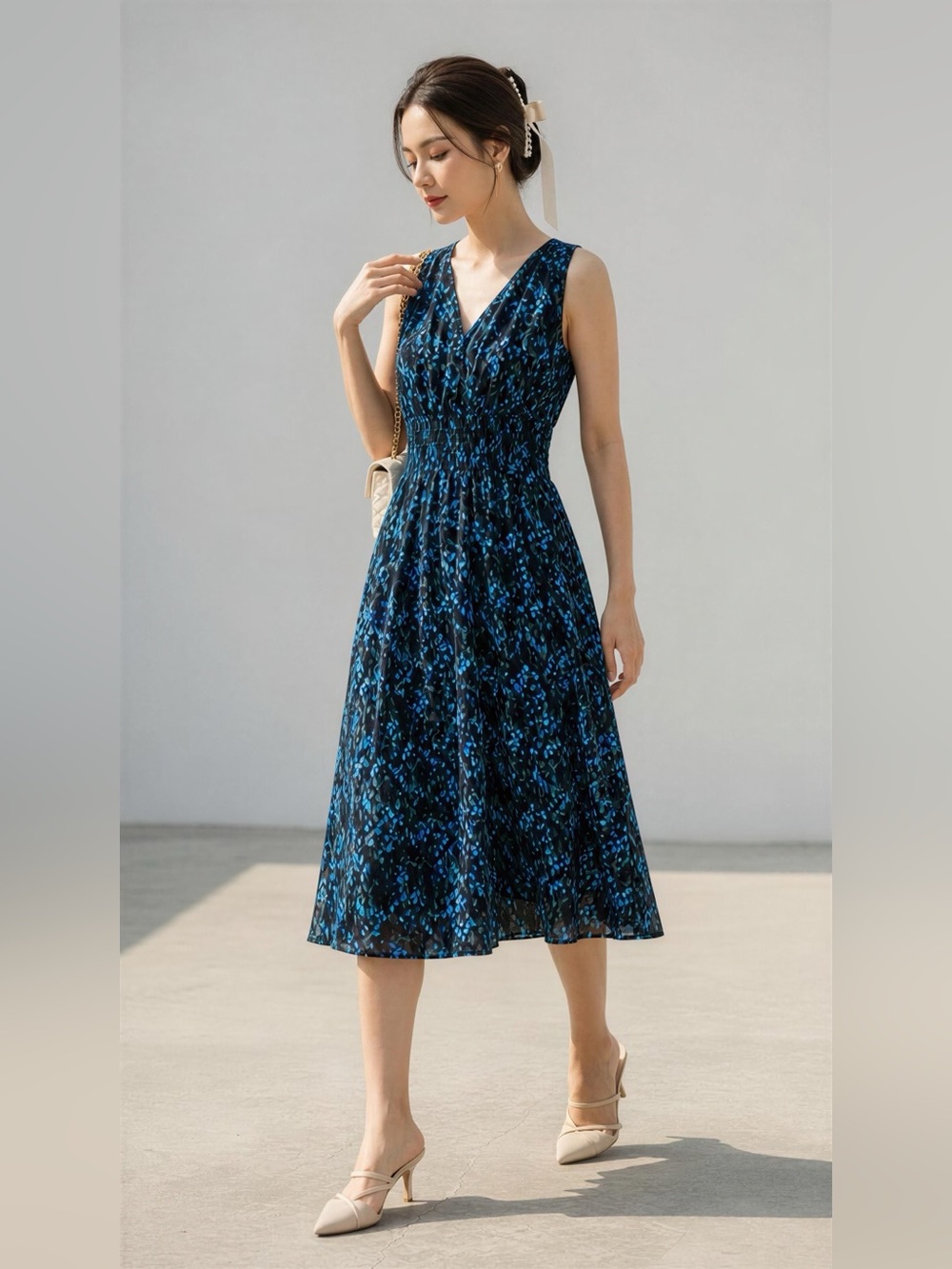 Women’s Time True Sleeveless V-Neck Floral Tunic in Black and Blue